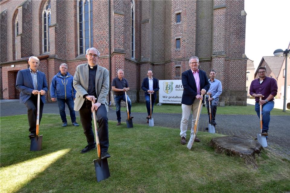 Trafen sich zum ersten Spatenstich auf dem Erler Kirchplatz: (v.l.) Georg Badurczyk (Kirchenvorstand St. Martin), Bernhard Kösters (Bauamt der Gemeinde Raesfeld), Pastor Michael Kenkel, Markus Lamers (Kirchenvorstand St. Martin), Bürgermeister Andreas Grotendorst, Martin Tesing (Erster Beigeordneter der Gemeinde Raesfeld), Sascha Herud (Bauleiter) und Jan Katzenski (beide Firma Beckmann Landschaftsbau).