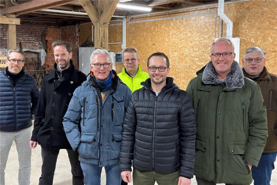 Trafen sich zur Begutachtung der potenziellen neuen Heimat der Sportschützen Borken: Jörg Südholt, Martin Rentmeister, Dr. Markus Bourry, Uwe Lechtenberg, Marcus Innig, Michael Lunke und Klaus Brokamp (von links). Foto: Maurice Gatz