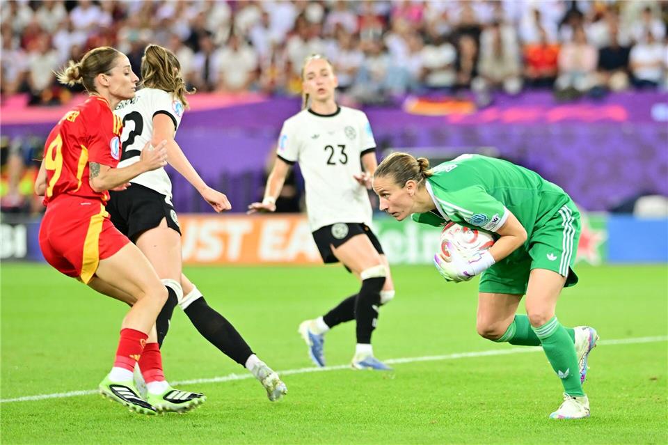 Tragische Torhüterin: Ann-Katrin Berger unterlief bei Spaniens Tor im EM-Halbfinale ein kleiner, aber entscheidender Fehler.Sebastian Christoph Gollnow/dpa