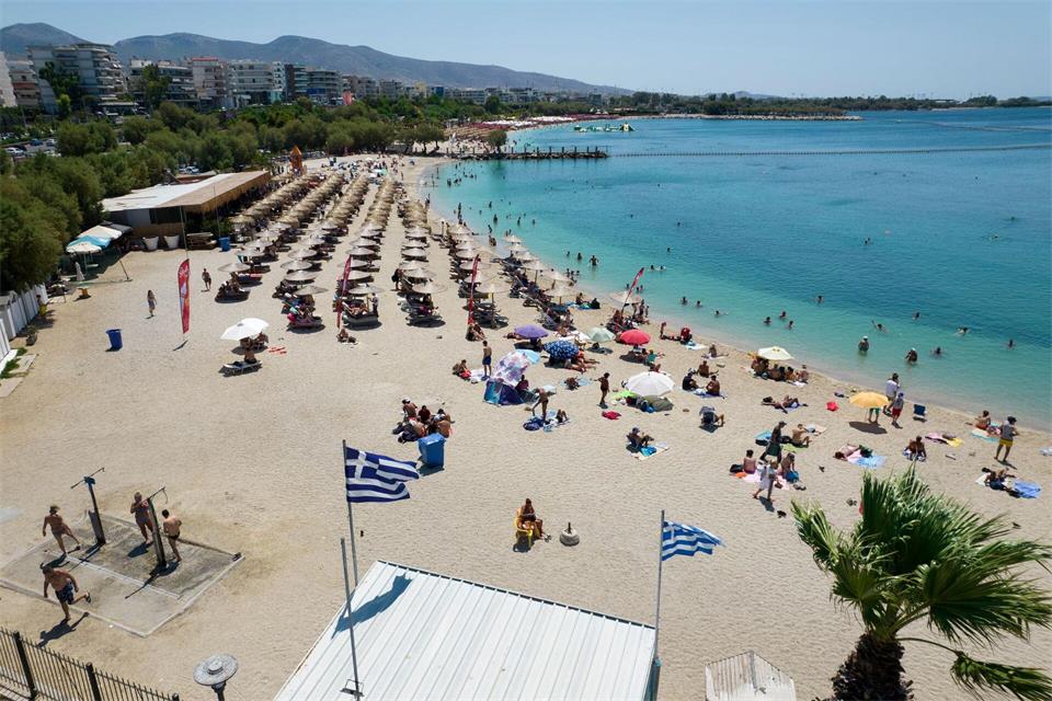 Tragödie im Urlaubsparadies: Das frisch verheiratete Paar wollte in Griechenland Flitterwochen machen. (Symbolbild)Yorgos Karahalis/AP/dpa