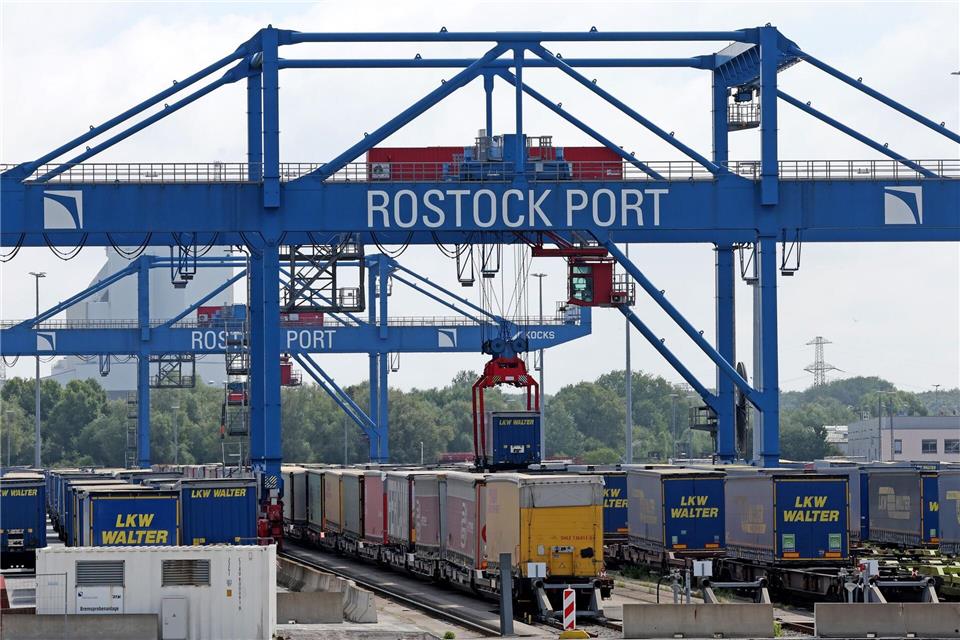 Trailer werden im Rostocker Überseehafen verladen und verschifft. (Archivbild)Bernd Wüstneck/dpa