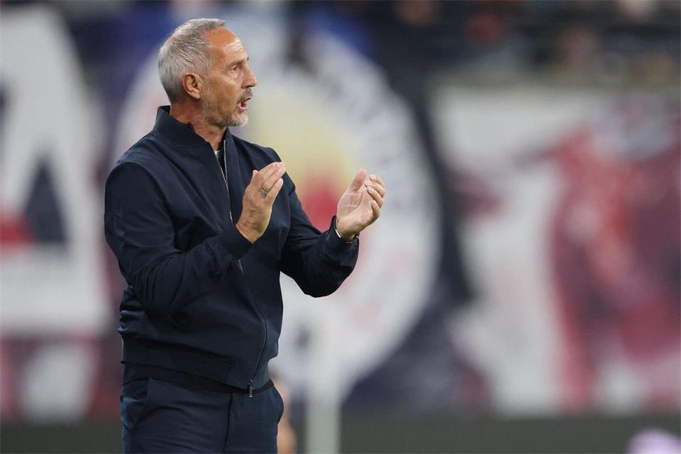 Trainer Adi Hütter muss die Probleme in der Abwehr in den Griff bekommen.Jan Woitas/dpa