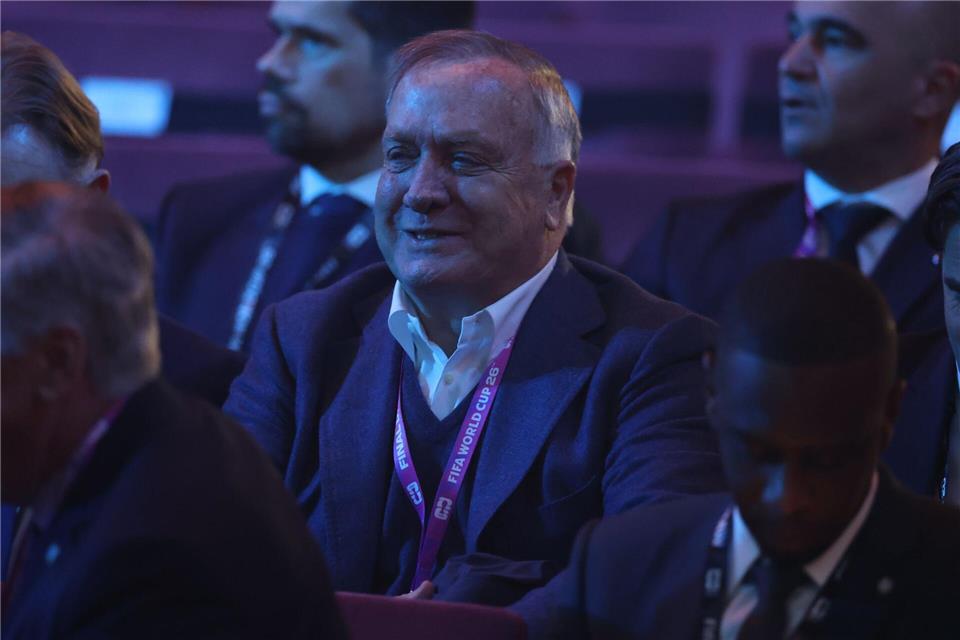 Trainer Advocaat verfolgt die WM-Auslosung. Dan Mullan/POOL Getty/AP/dpa