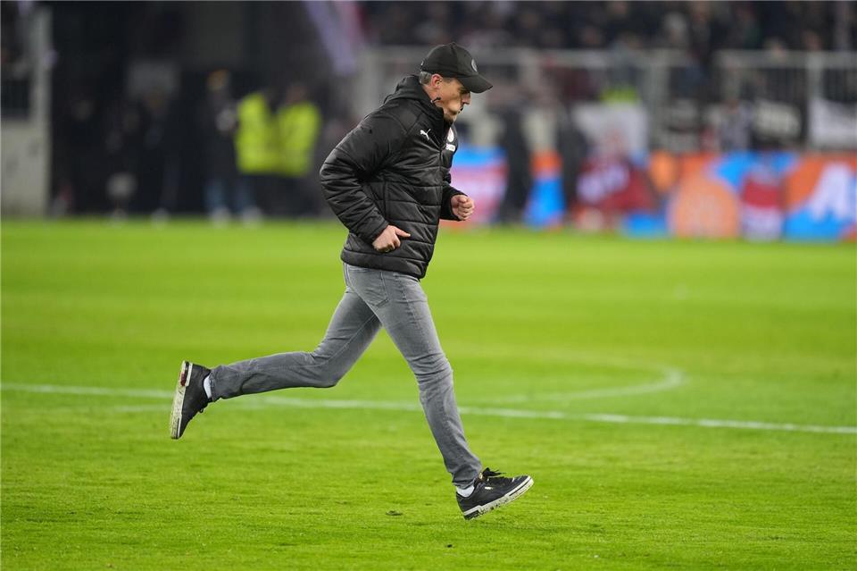 Trainer Alexander Blessin (FC St. Pauli) läuft nach Spielende über den Rasen.Marcus Brandt/dpa