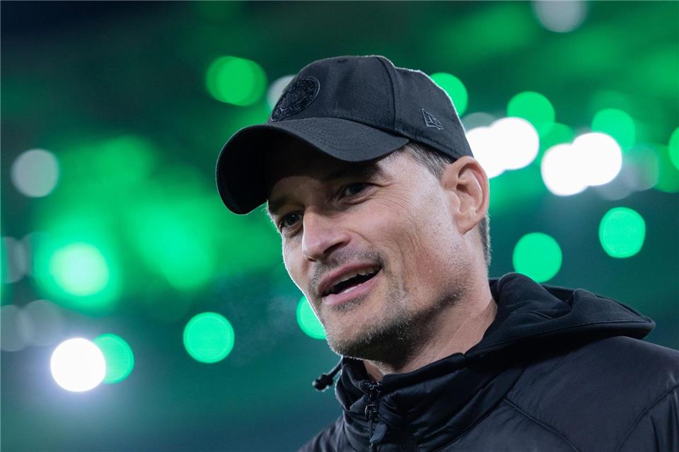 Trainer Alexander Blessin und der FC St. Pauli sind am Samstag beim 1. FC Köln gefordert. (Archivbild)Rolf Vennenbernd/dpa