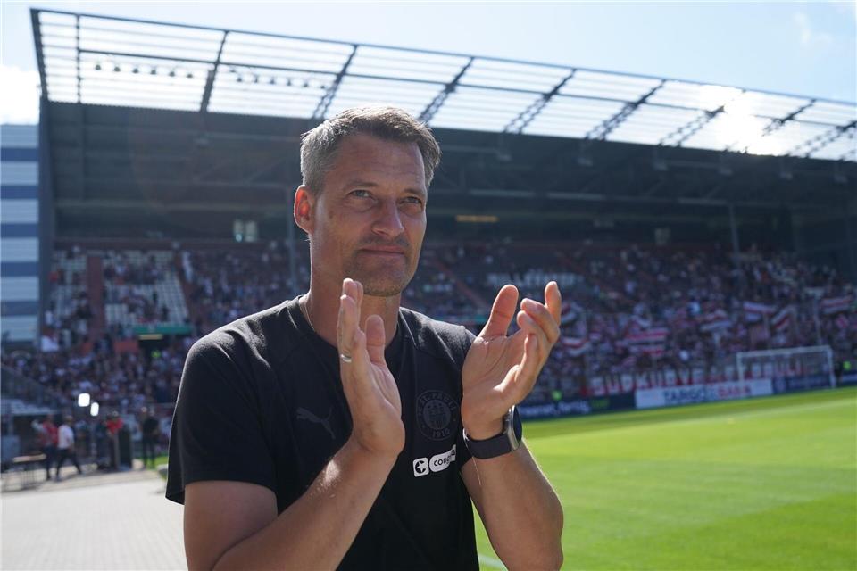Trainer Alexander Blessin und der FC St. Pauli testeten gegen Holstein Kiel.Marcus Brandt/dpa