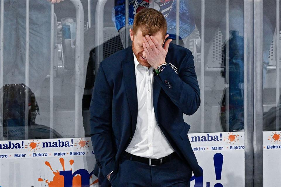 Trainer Alexander Sulzer und die Fischtown Pinguins aus Bremerhaven stehen vor dem Playoff-Aus.Uwe Anspach/dpa