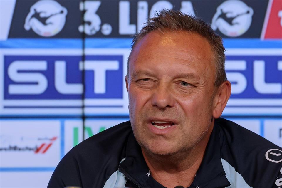 Trainer André Breitenreiter vom FC Hansa Rostock (Archivbild).Bernd Wüstneck/dpa