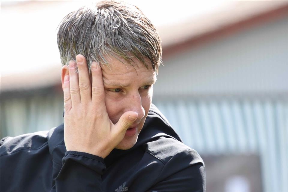 Trainer André Stenert kehrt dem A-Kreisligisten TuS Velen mit sofortiger Wirkung den Rücken und heuert beim abstiegsgefährdeten Klassenkonkurrenten Adler Weseke an.