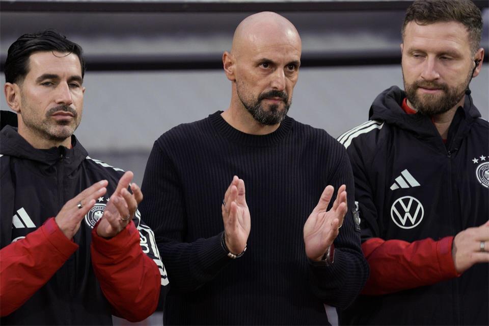 Trainer Antonio Di Salvo (M.) wurde im ostwestfälischen Paderborn geboren. (Archivbild)Oksana Dzadan/dpa/