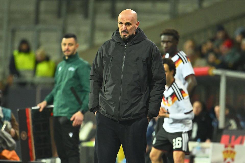 Trainer Antonio Di Salvo freut sich auf das Griechenland-Spiel.Swen Pförtner/dpa