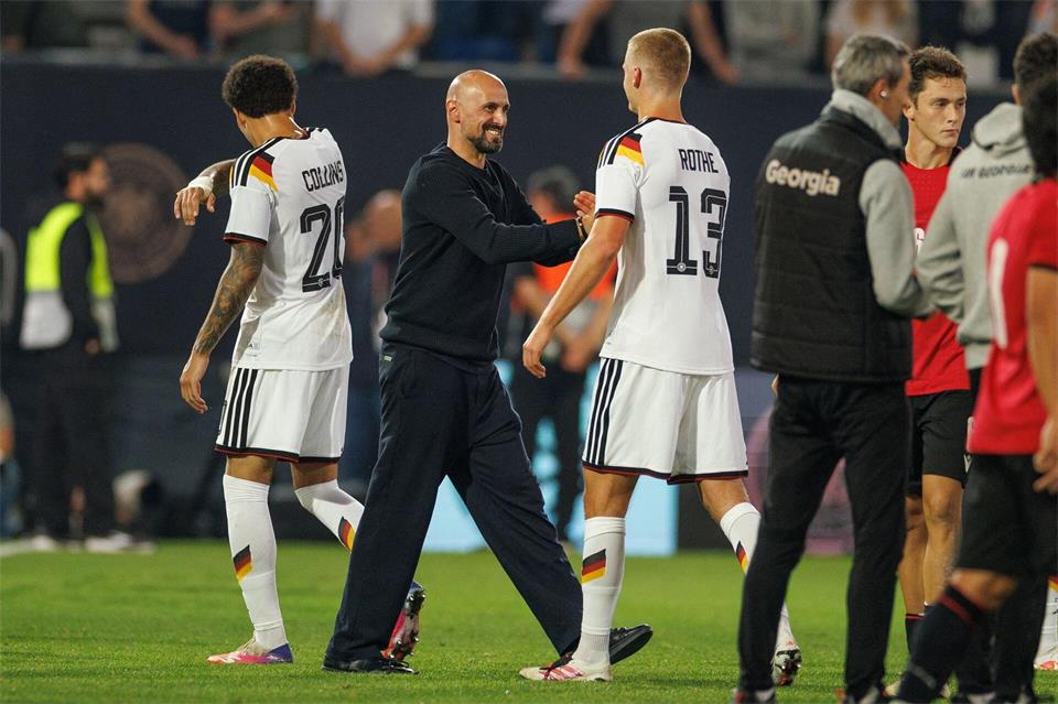 Trainer Antonio Di Salvo gratulierte seinen Spielern zur EM-Qualifikation.Friso Gentsch/dpa