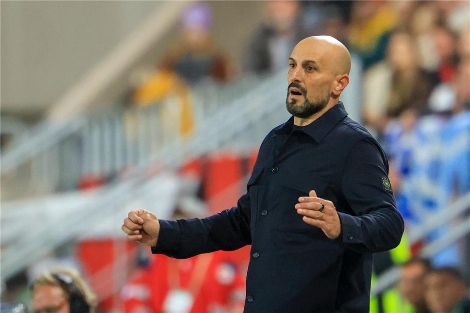 Trainer Antonio Di Salvo will gegen Nordirland wieder mehr Grund zum Jubeln haben.Jan Woitas/dpa