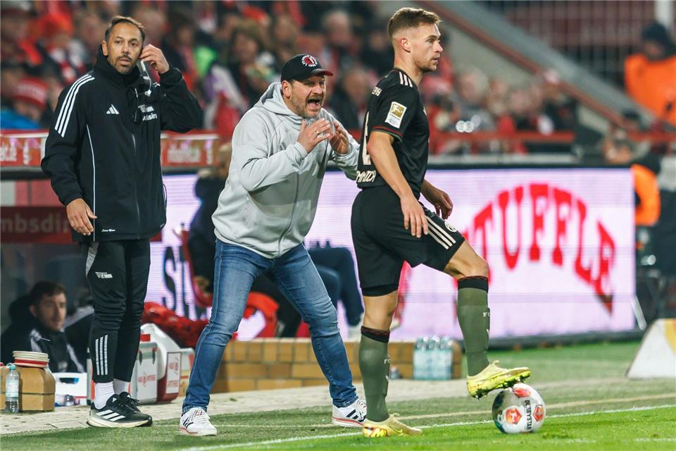 Trainer Baumgart (M.) will mit Union den ersten Sieg gegen die Bayern. (Archivbild)Andreas Gora/dpa