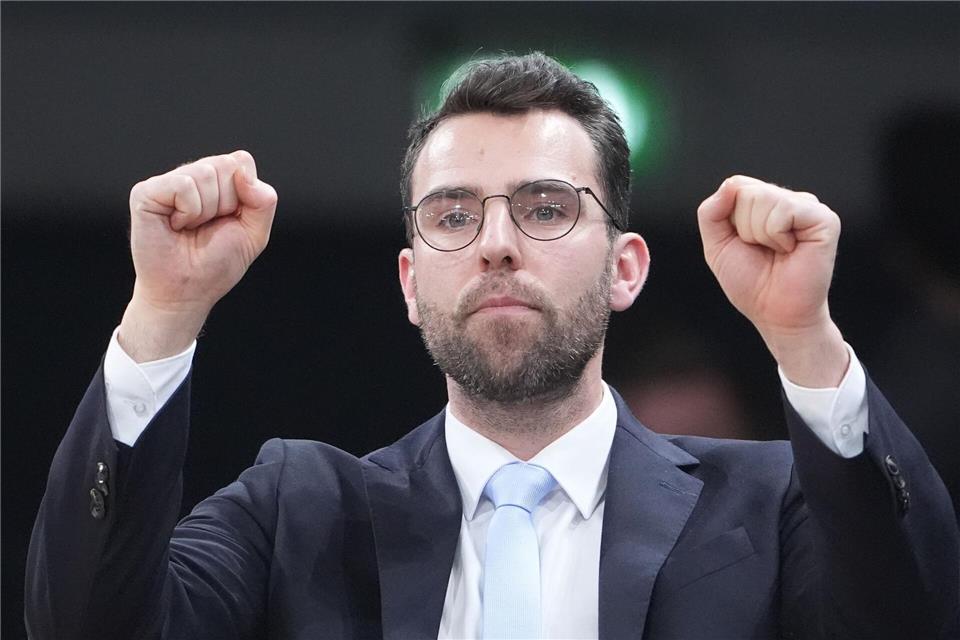 Trainer Benka Barloschky (Hamburg Towers) jubelt am Spielfeldrand.Marcus Brandt/dpa