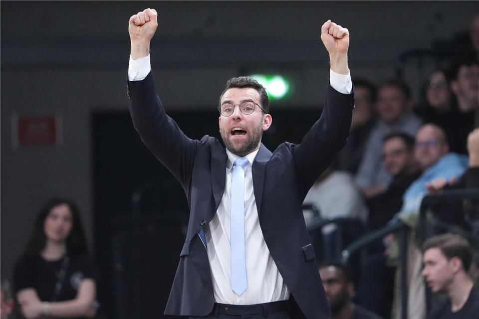 Trainer Benka Barloschky von den Hamburg Towers hat viel Grund zum Jubeln. Marcus Brandt/dpa
