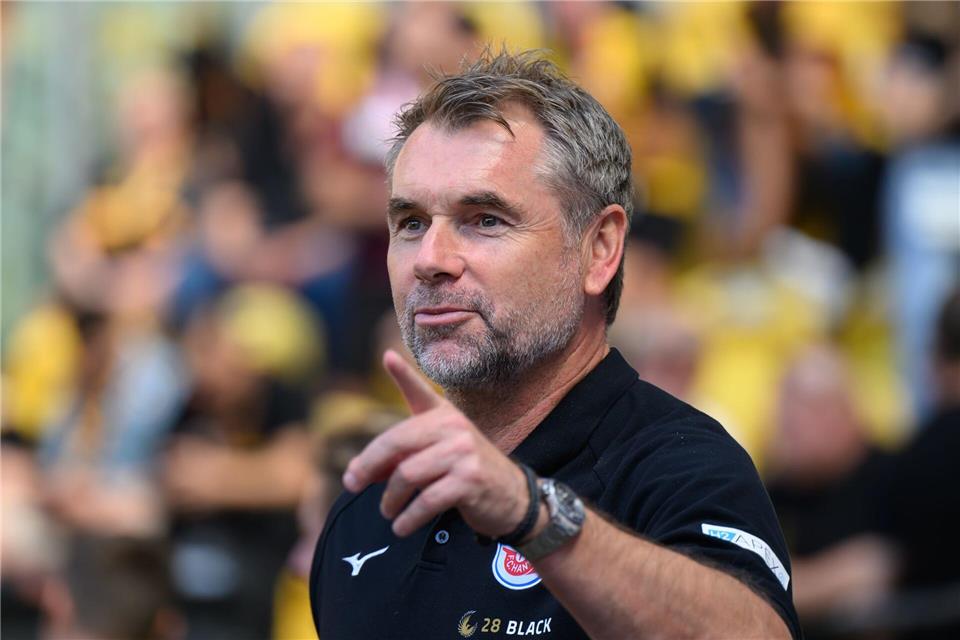 Trainer Bernd Hollerbach und der FC Hansa Rostock verloren in Saarbrücken.Robert Michael/dpa/ZB