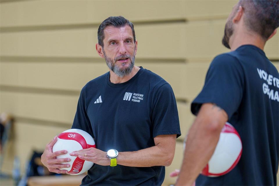 Trainer Bregoli (l) setzt auf eine starke Gemeinschaft.Andreas Arnold/dpa
