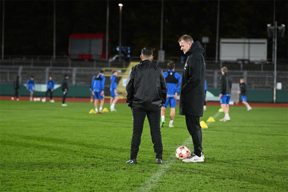 Trainer Burak Bahar (l.) und Jeddelohs Sportchef Olaf Blancke träumen vom nächsten Pokal-Coup.Lars Penning/dpa