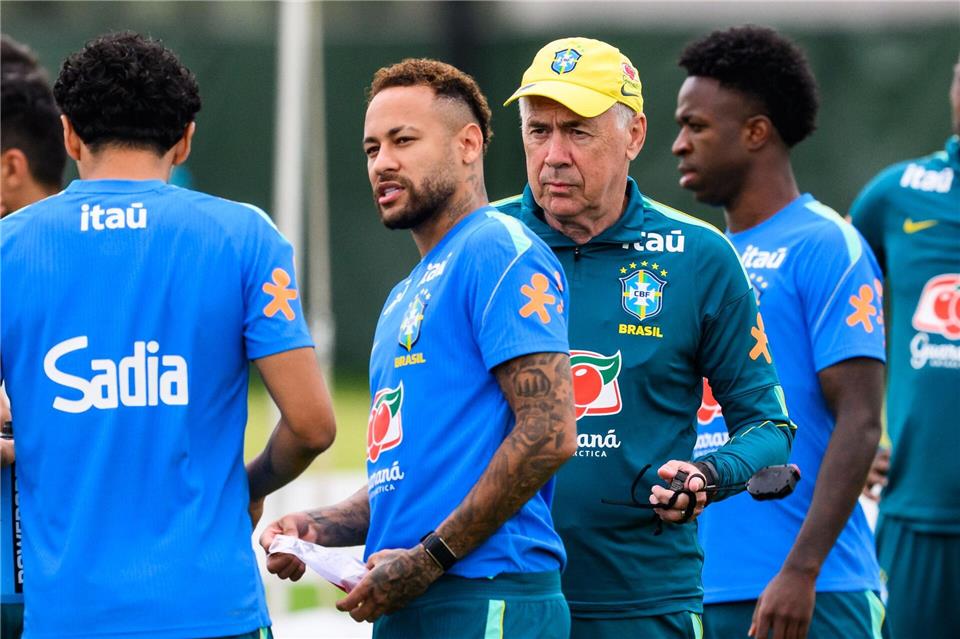 Trainer Carlo Ancelotti und Stürmerstar Neymar im Training der Brasilianer.Tom Weller/dpa