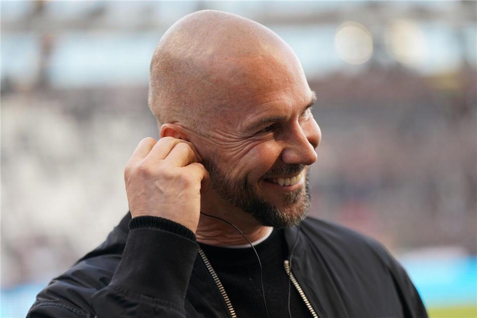 Trainer Christian Ilzer freut sich über den Hoffenheimer Sieg beim FC St. Pauli.Marcus Brandt/dpa