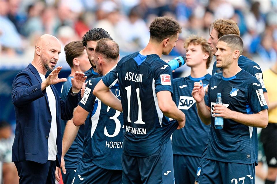 Trainer Christian Ilzer (l) startet mit Hoffenheim in Köln in die neue Saison. (Archivbild)Uwe Anspach/dpa