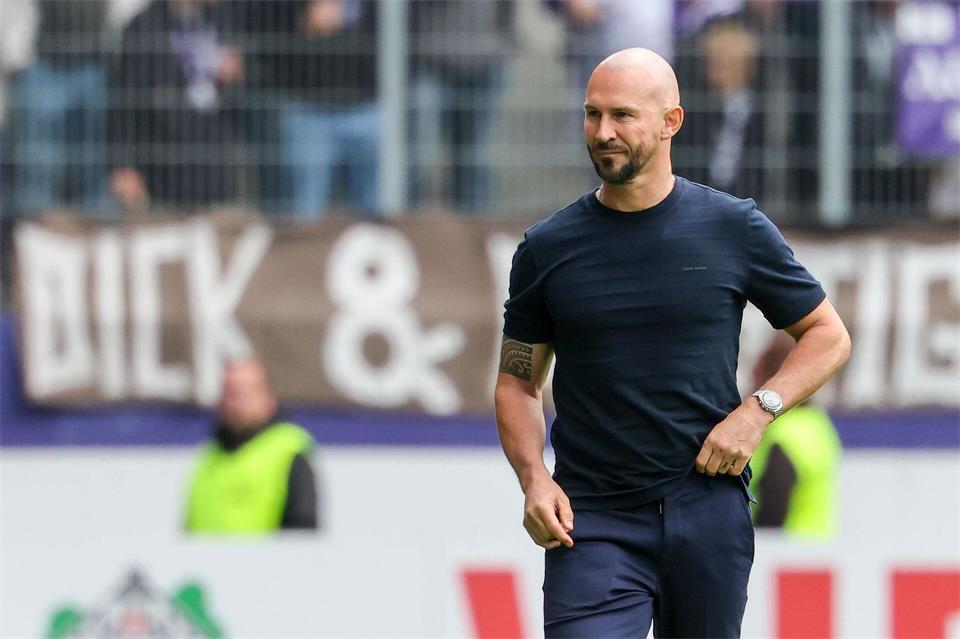 Trainer Christian Ilzer von der TSG Hoffenheim sieht einen souveränen Auftritt seines Teams in Aue. Jan Woitas/dpa