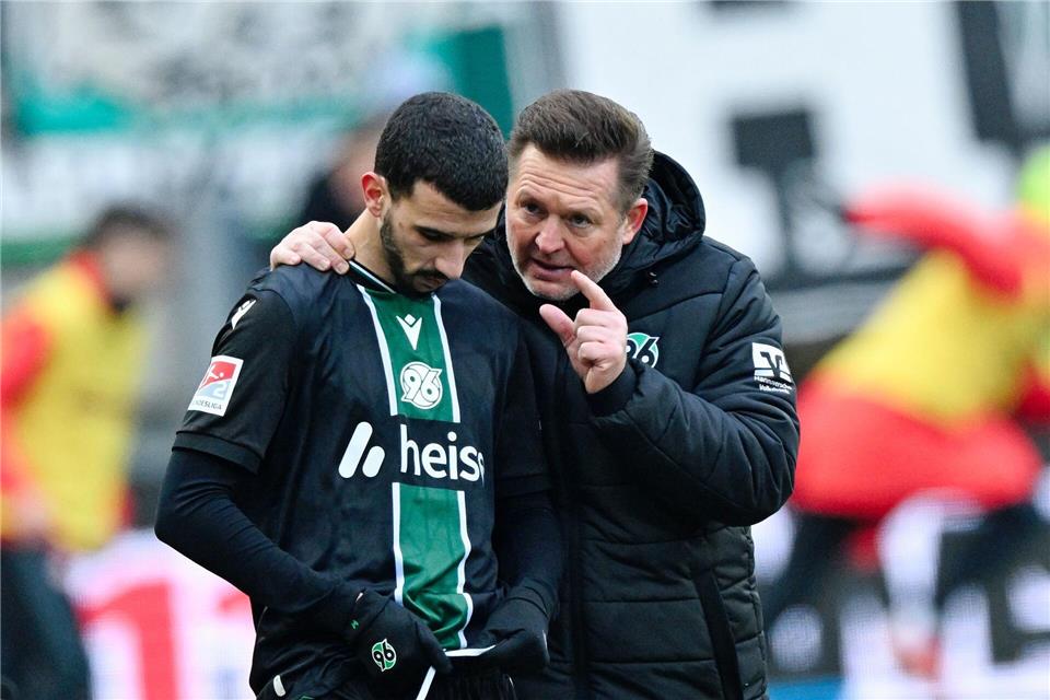 Trainer Christian Titz (r, Hannover 96) spricht bei der Einwechslung mit Waniss Taïbi (Hannover 96). Uwe Anspach/dpa