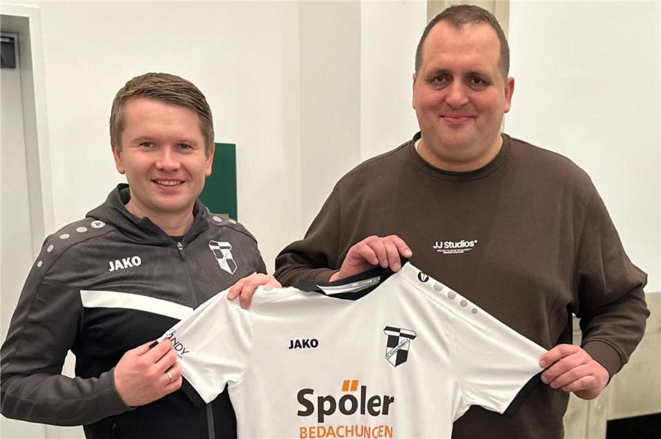 Trainer Christoph Klaas (rechts), hier mit dem Sportlichen Leiter Tobias Terlau, zieht seinen Einstand bei Viktoria Heiden vor.