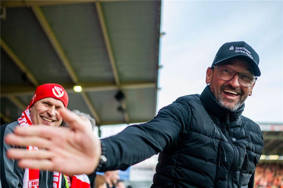 Trainer Claus-Dieter Wollitz konnte vor der Partie noch lachen.Julius Frick/dpa