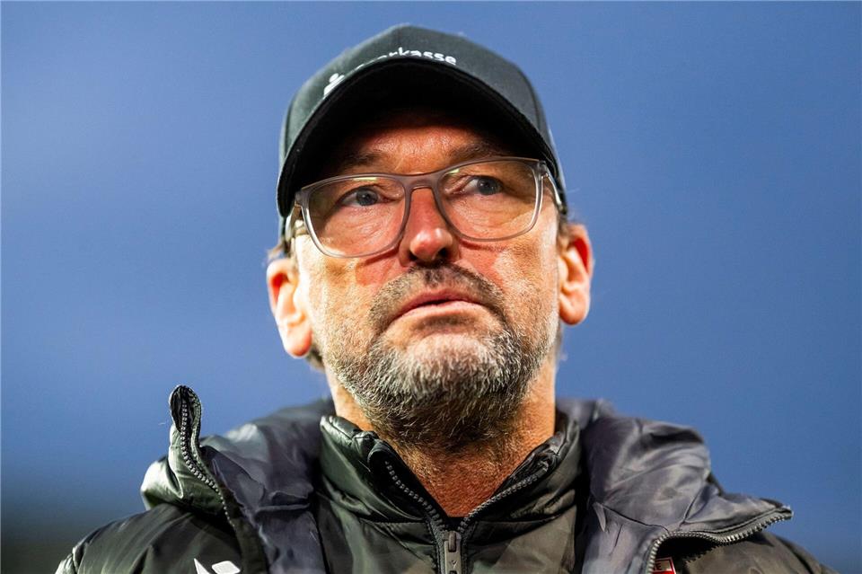 Trainer Claus-Dieter Wollitz spielte mit Energie Cottbus 2:2. (Archivbild)Julius Frick/dpa