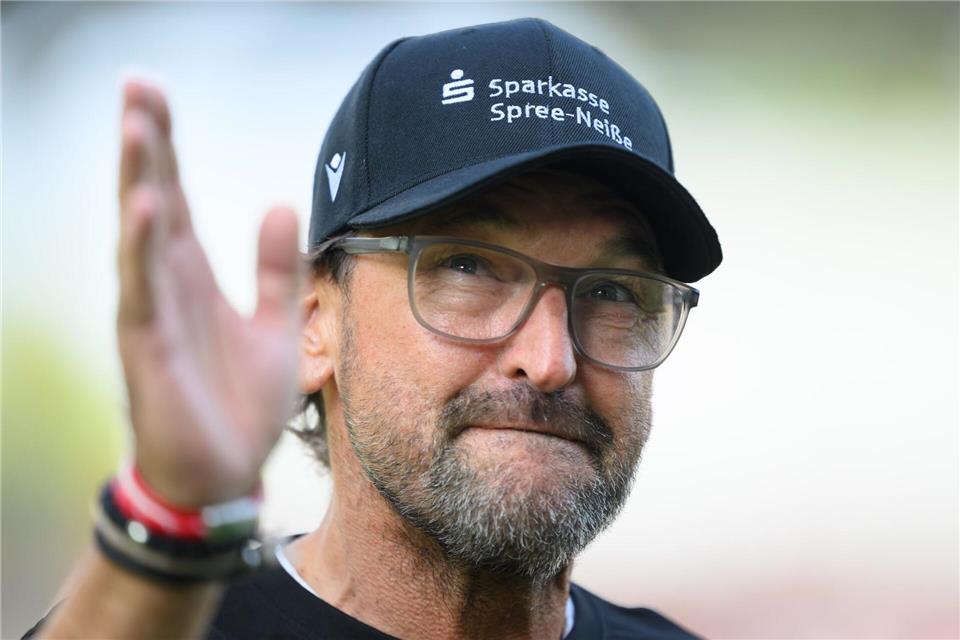 Trainer Claus-Dieter Wollitz verliert mit Cottbus in München. (Archiv)Robert Michael/dpa