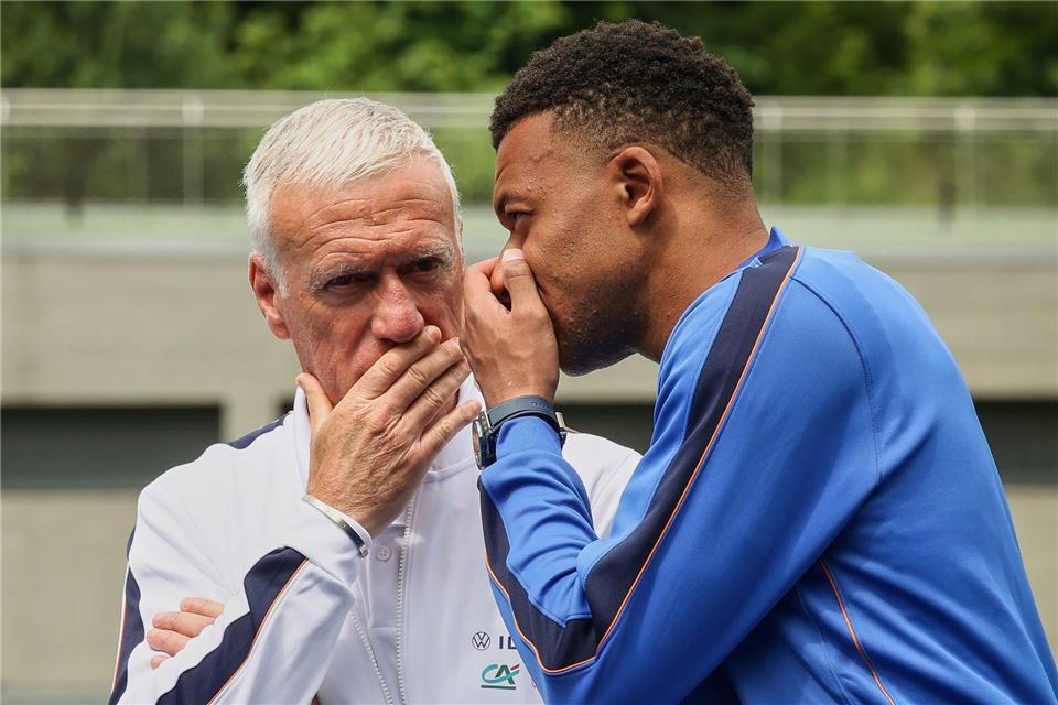 Trainer Didier Deschamps (l) steht am Dienstag wieder an der Seitenlinie. (Archivbild)Thomas Padilla/Pool AP/dpa