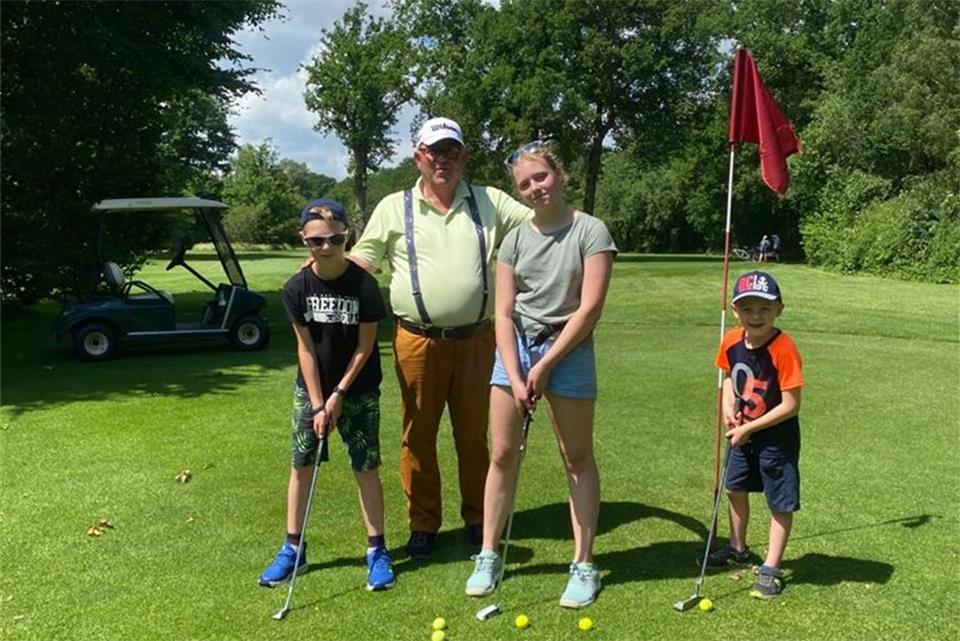 Trainer Edwin Reinhardt weiht den Nachwuchs in die Geheimnisse des Golfspiels ein, gibt Tipps und verrät Tricks.