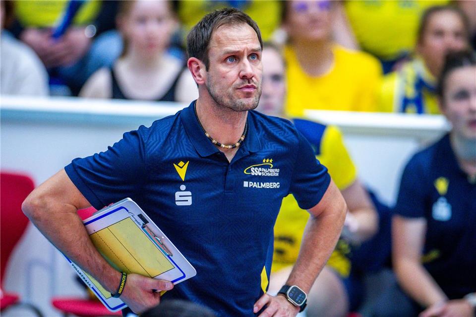 Trainer Felix Koslowski vom SSC Palmberg Schwerin mit düsterer Miene.Jens Büttner/dpa