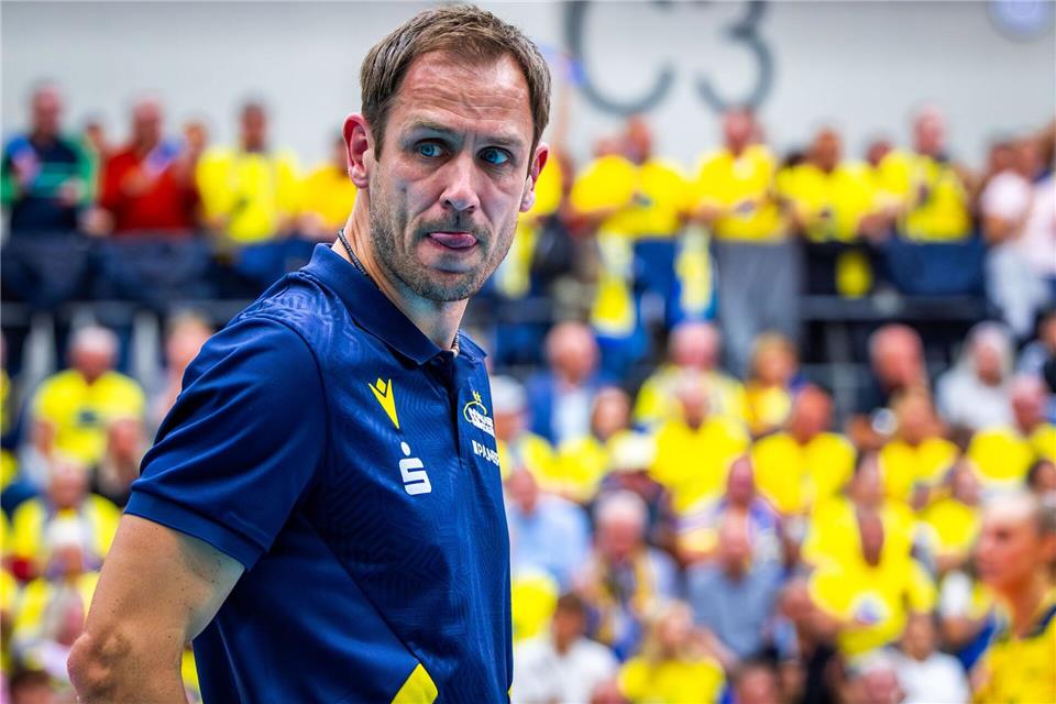 Trainer Felix Koslowski vom SSC Palmberg Schwerin steht mit seinem Team trotz einer Niederlage in den Playoffs. (Archivbild)Jens Büttner/dpa