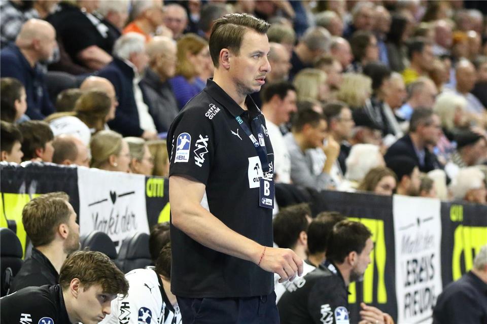 Trainer Filip Jicha und der THW Kiel kassierten eine Auswärtspleite in Stuttgart. (Archivbild)Michael Hundt/dpa