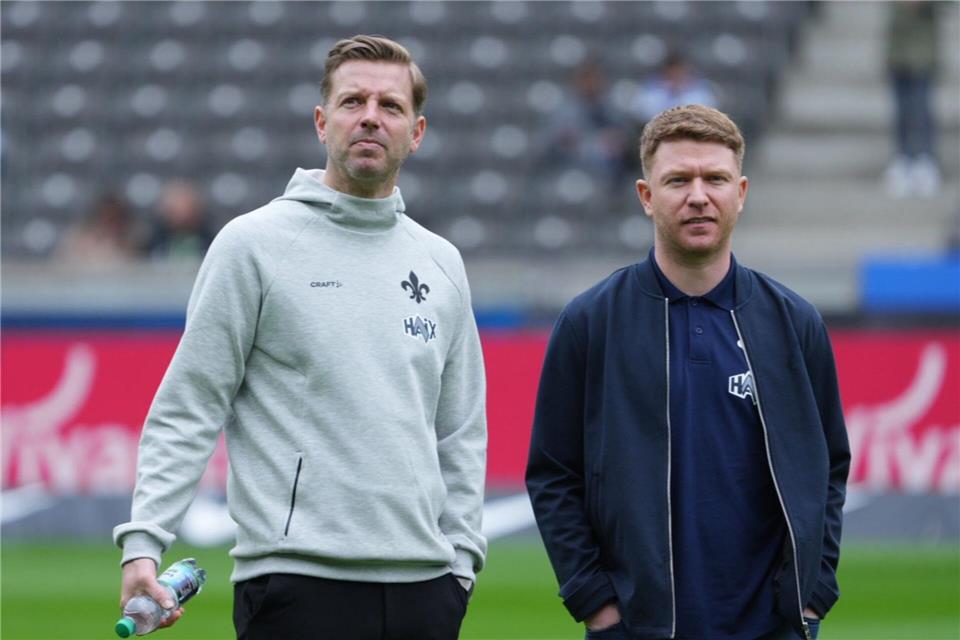 Trainer Florian Kohfeldt (l) und Sport-Geschäftsführer Paul Fernie (r) wollen Geduld mit den neuen Lilien haben. (Archivbild) Soeren Stache/dpa