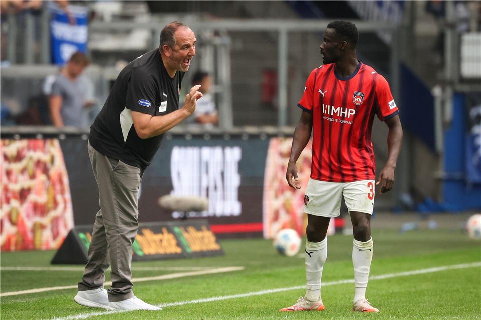 Trainer Frank Schmidt (l.) und seine Heidenheimer wollen den ersten Liga-Sieg der Saison.Christian Charisius/dpa