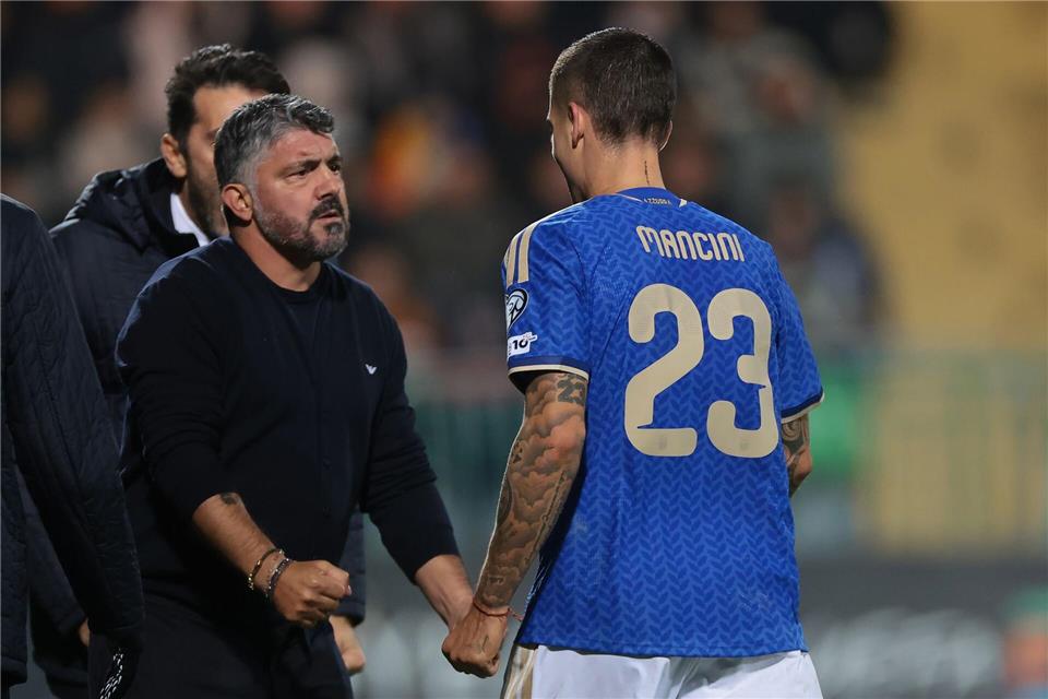 Trainer Gennaro Gattuso (l) wird mit Italien den Umweg über die Playoffs nehmen müssen.Jonathan Moscrop/CSM via ZUMA Press Wire/dpa