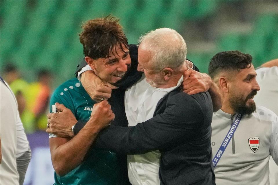 Trainer Graham Arnold (M) freut sich mit seinem Spieler Mohanad Ali. (Archivbild)Hadi Mizban/AP/dpa