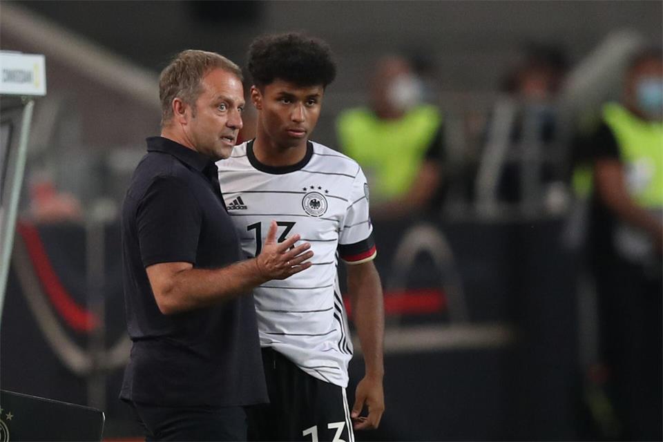 Trainer Hansi Flick (l) arbeitet wieder mit Karim Adeyemi zusammen. (Archivbild)Tom Weller/dpa