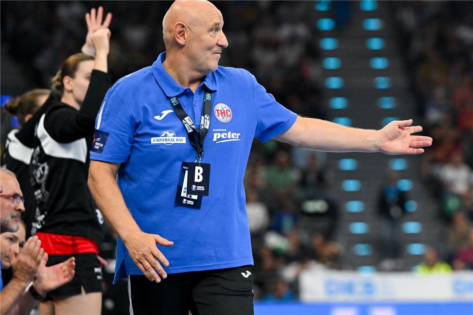 Trainer Herbert Müller sah eine klare Niederlage der Handballerinnen des Thüringer HC im Bundesligaspiel gegen Borussia Dortmund.Sven Hoppe/dpa