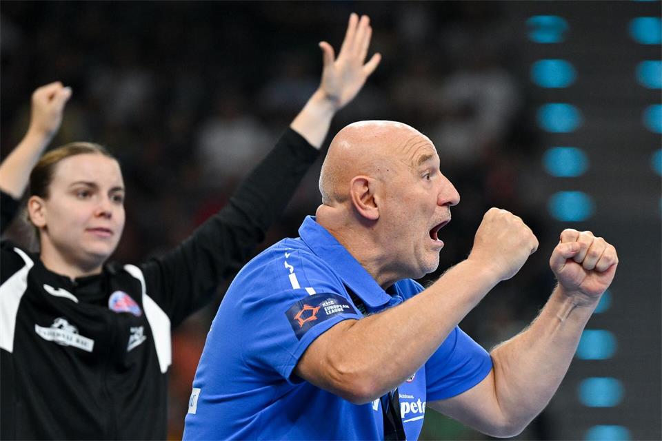 Trainer Herbert Müller und die Bundesliga-Handballerinnen des Thüringer HC feierten im Ostderby gegen Halle-Neustadt einen hart erkämpften Erfolg. (Archivfoto)Sven Hoppe/dpa