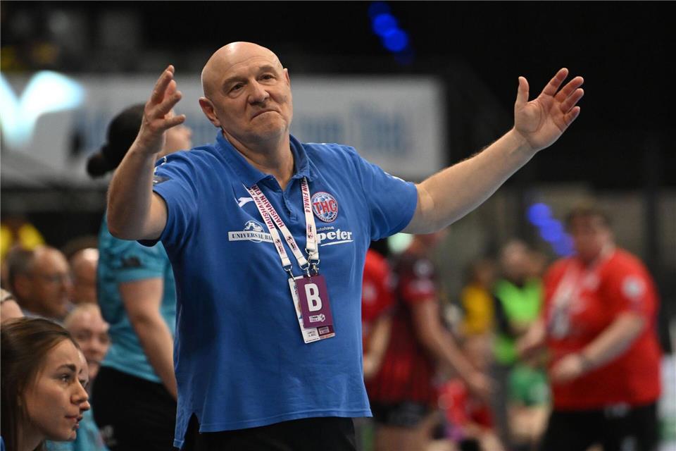 Trainer Herbert Müller verliert beim Thüringer HC weitere Rückraumspielerinnen. (Archivbild) Marijan Murat/dpa