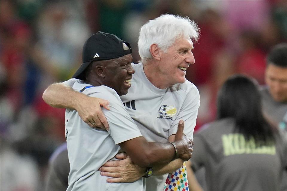 Trainer Hugo Broos (r) hat großen Anteil am historischen Erfolg Südafrikas.Matias Delacroix/AP/dpa