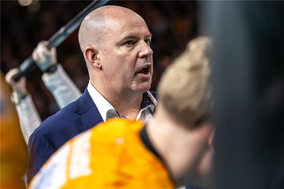 Trainer Joel Banks feiert mit den Berlin Volleys einen wichtigen Sieg.Andreas Gora/dpa