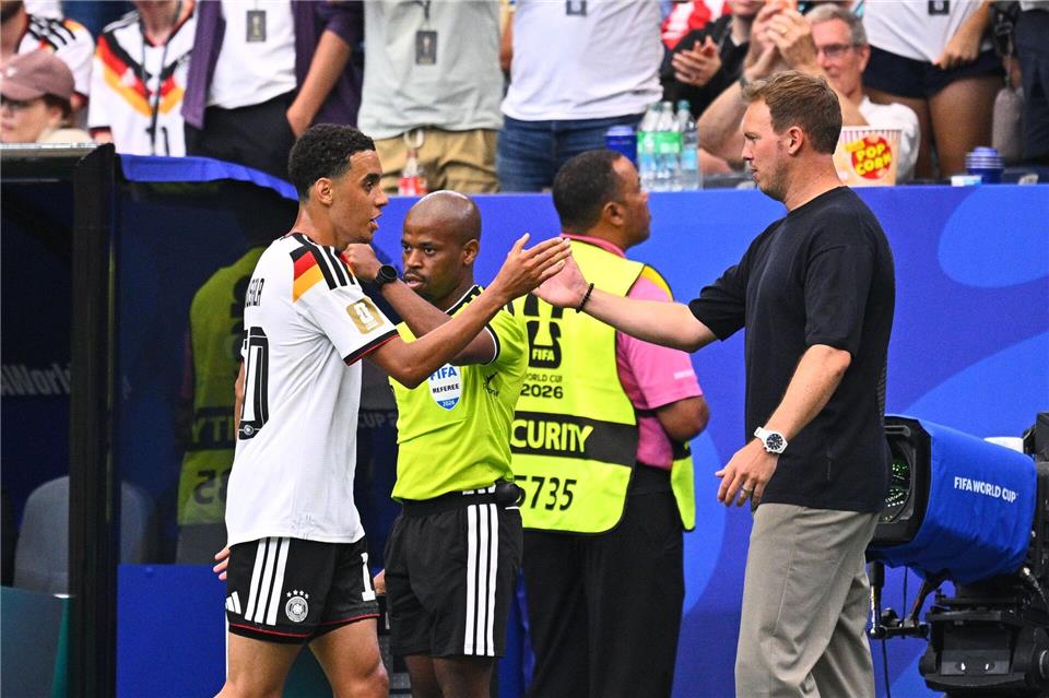 Trainer Julian Nagelsmann klatscht mit dem ausgewechselten Jamal Musiala ab. Tom Weller/dpa