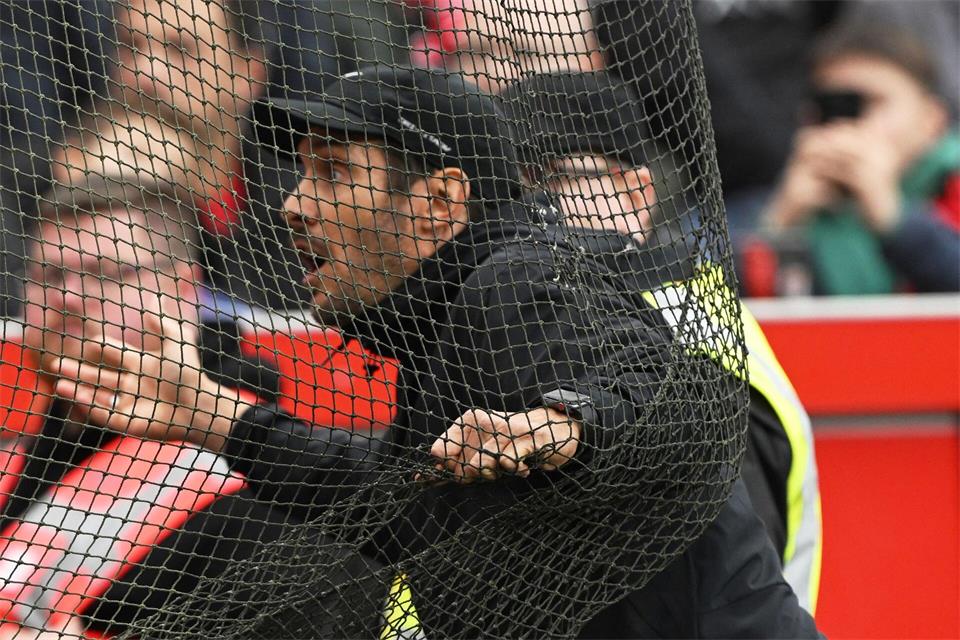 Trainer Julian Schuster macht seinem Unmut über das Verhalten der eigenen Fans Luft. Federico Gambarini/dpa