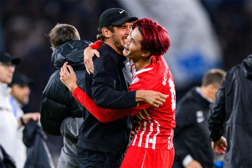 Trainer Julian Schuster und Siegtorschütze Keisuke Goto jubeln gemeinsam.Tom Weller/dpa